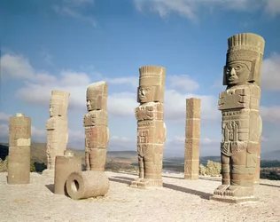 De Atlantische zuilen bovenop Piramide B, pre-Columbiaans